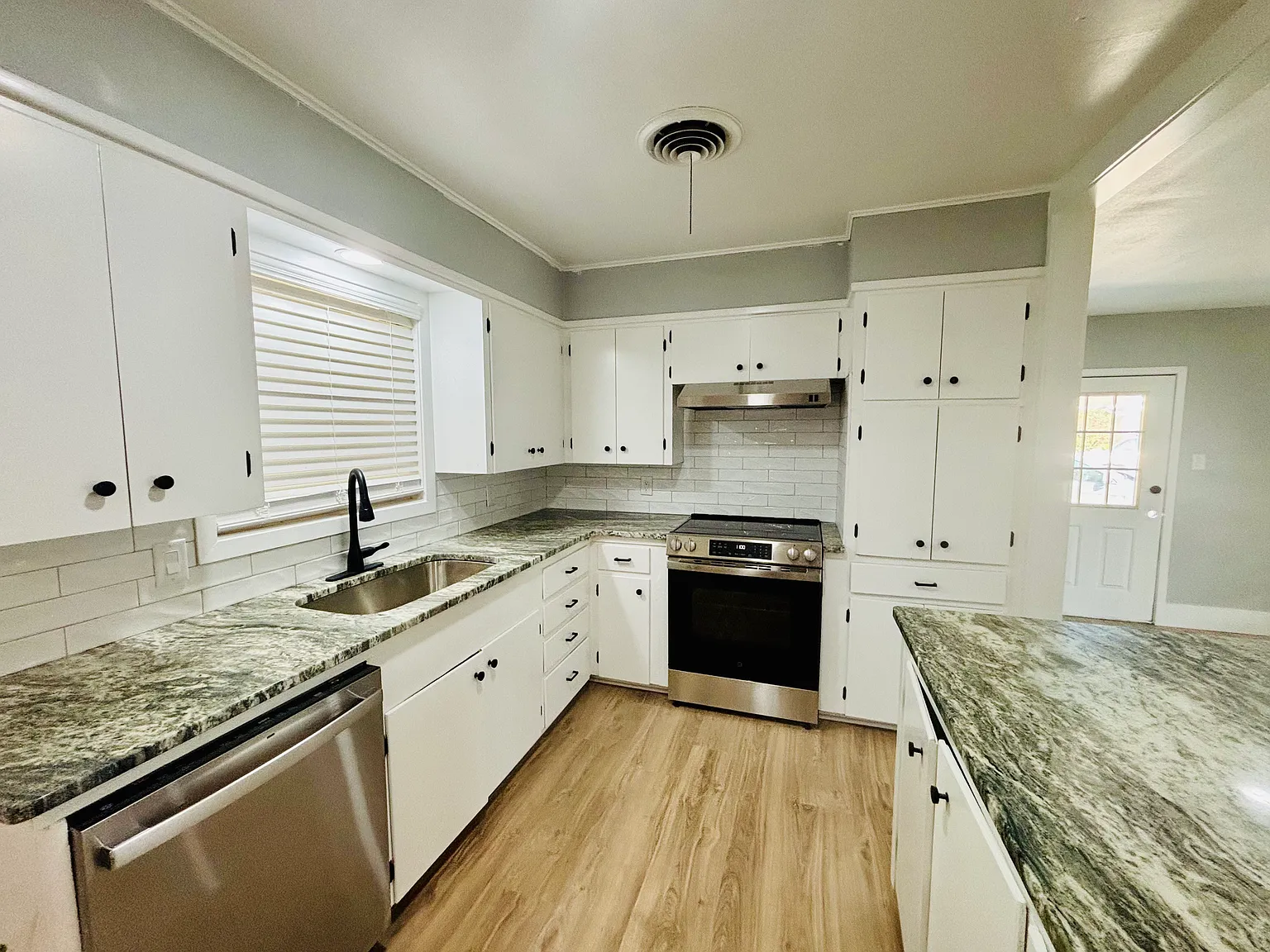 4 bed, 1998 sqft, $2,250 — Photo 3