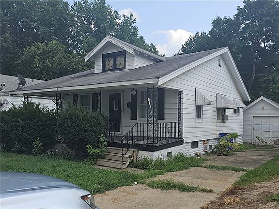 3rd image of 1545 E Walnut St