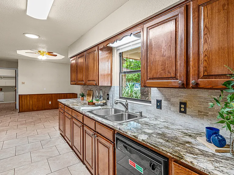 1017 Meadowlark Ln — Photo 5