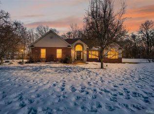 468 Dama View Ct, Howell, MI 48855