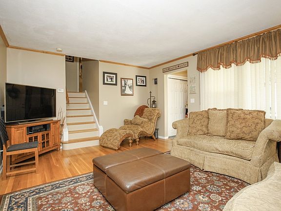 3rd image of 70 Hopper Ave