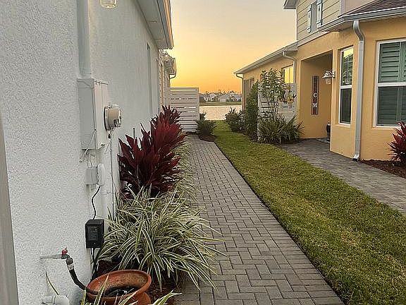 Walkway to side front door