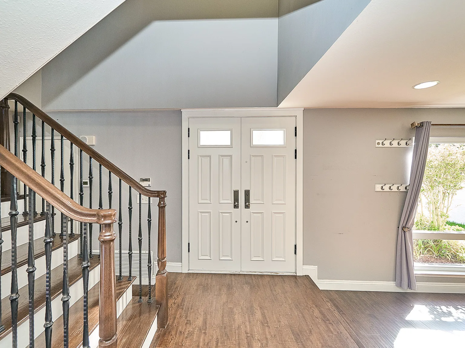 5 bed, 2400 sqft, $6,400 — Photo 4