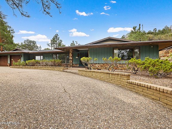 4th image of 1027 Country Club Dr