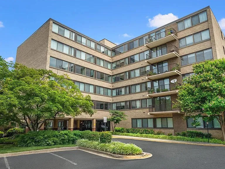 600 Roosevelt Blvd — Photo 1