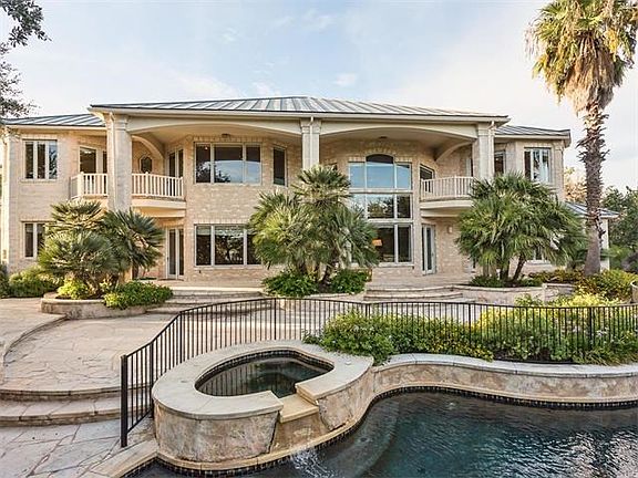 Spectacular Property with massive Outdoor Loving areas