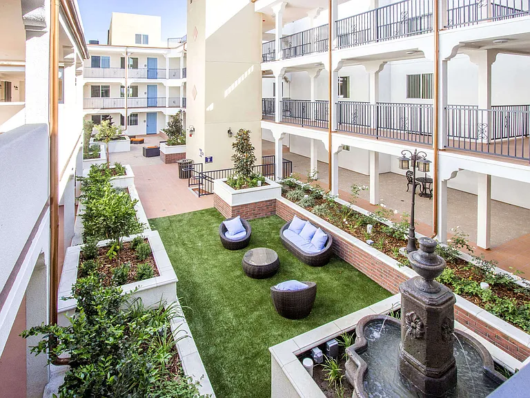Le Blanc Apartments — Photo 2