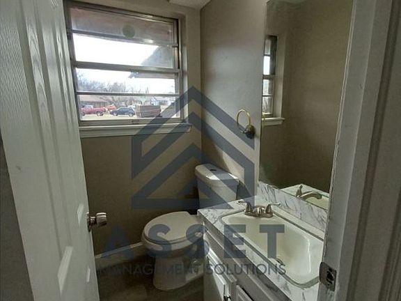 2nd image of 2849 SE 45th St