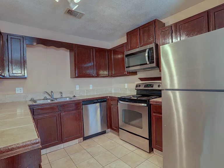 492 Tamarack St — Photo 6