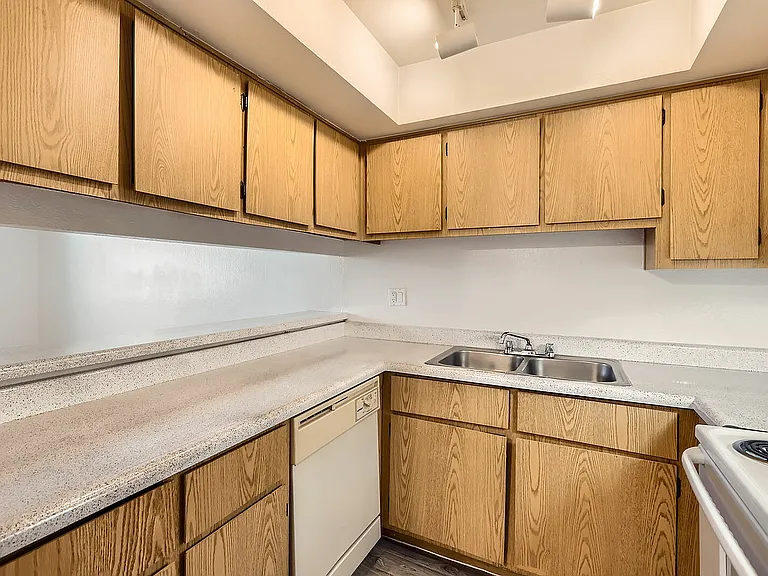 1801 N 83rd Ave 2033 - Web Quality - 007 - 09 Kitchen
