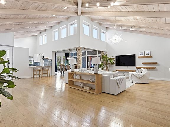 3rd image of 701 Lakewoode Circle