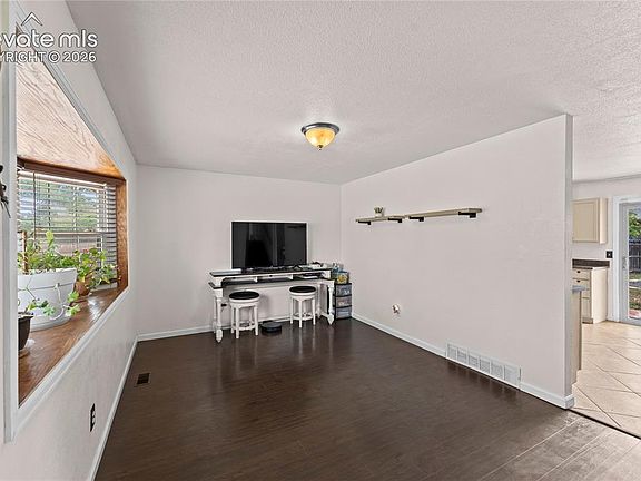 4th image of 7368 Colonial Dr