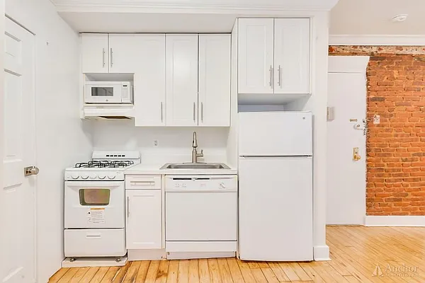 Rented by Anchor Associates | media 4