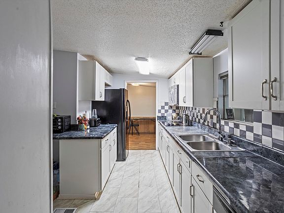 5th image of 80 Carriage Hill Pl