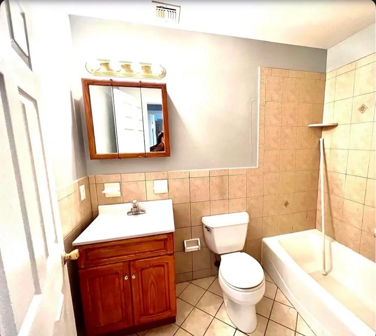 3 bed, 2156 sqft, $900 — Photo 2