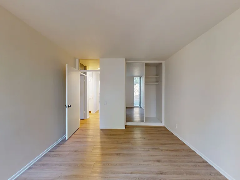 570 N Madison Ave — Photo 3