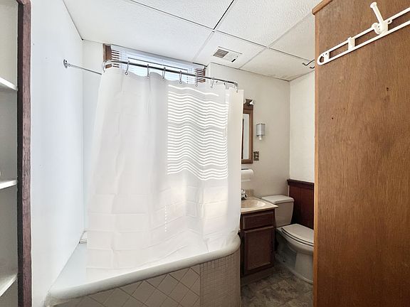 3rd image of 311 Parkview Dr #2