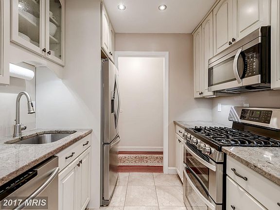 5th image of 3961 Lyndhurst Dr APT 204