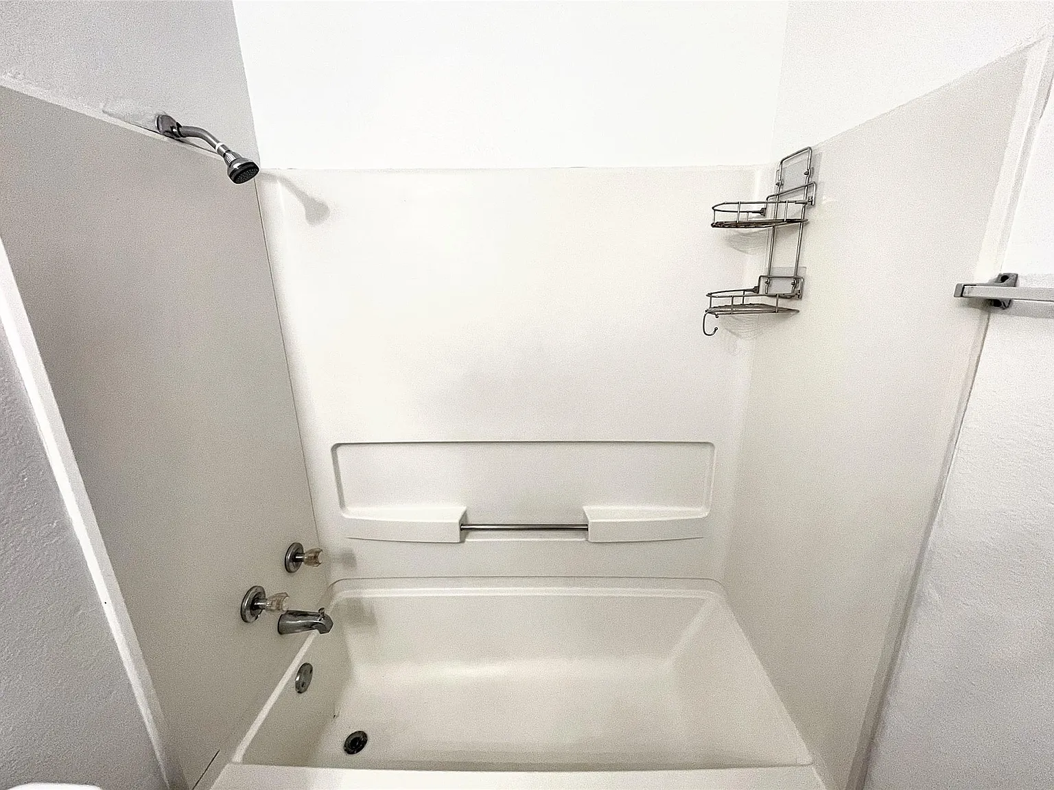 3 bed, 1192 sqft, $2,100 — Photo 4