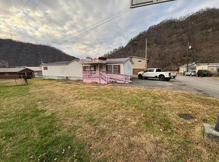 20 Spring Ave, Elkhorn City, KY 41522