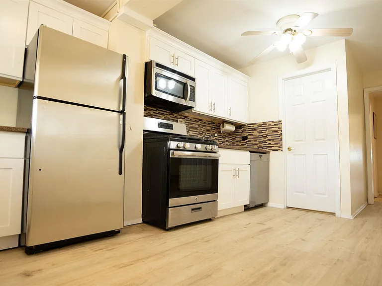 1037 Avenue C — Photo 8