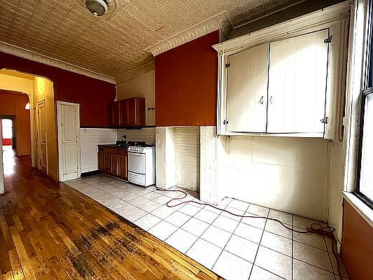 5th image of 79 Jefferson St APT 2R