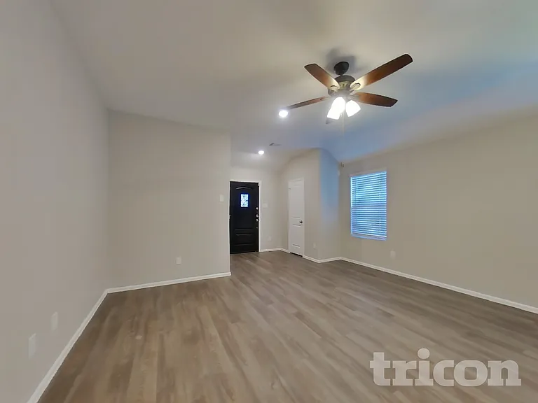 210 Pine Cavern Dr — Photo 2