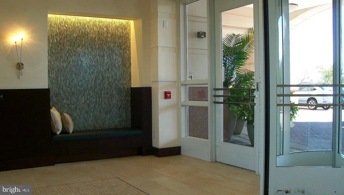 Harborview Towers — Photo 3