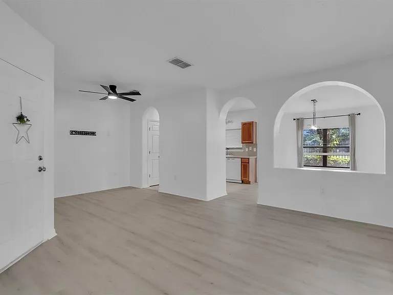 4210 Windsor Lake Cir — Photo 8