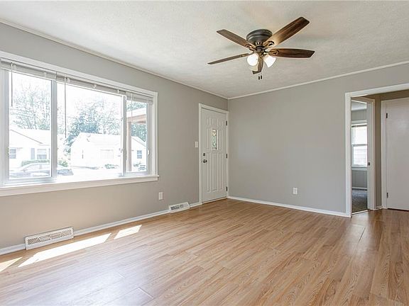 4th image of 13530 Bennington Ave