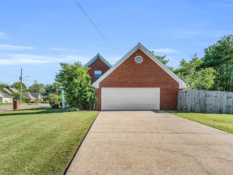 313 Hillfield Cv — Photo 36