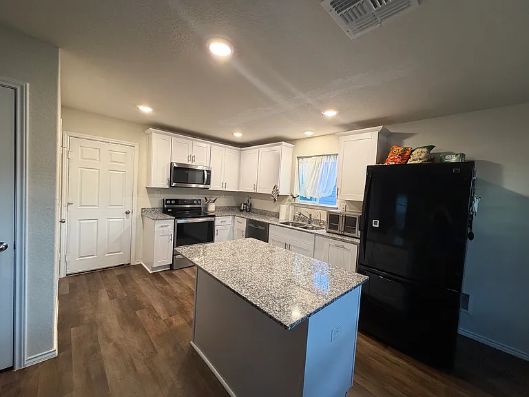 10310 Glimmer — Photo 2