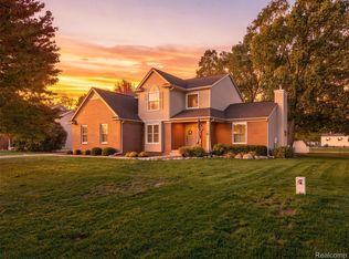 9100 Old Oak Dr, Grand Blanc, MI 48439