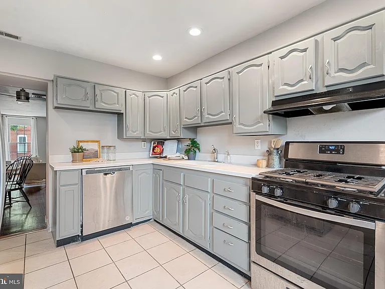 130 E Randall St — Photo 17