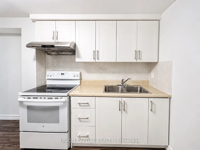 9 Sunbird Cres #BASEMENT — Photo 5