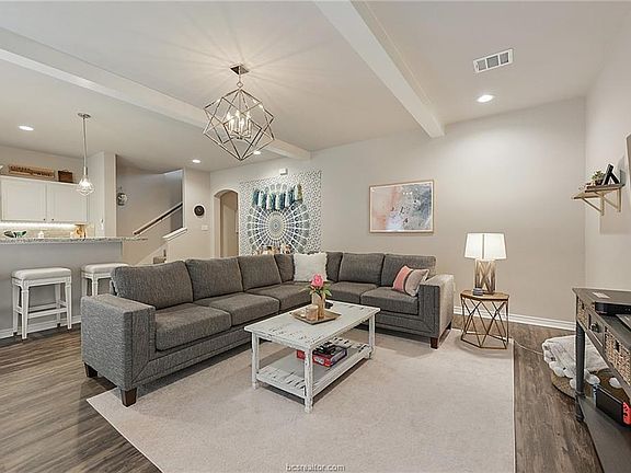 2nd image of 505 Hayes Ln