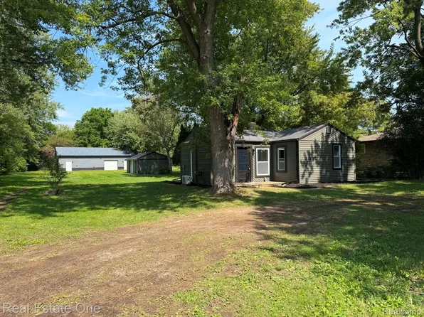 5055 Lapeer Rd, Burton, MI 48509