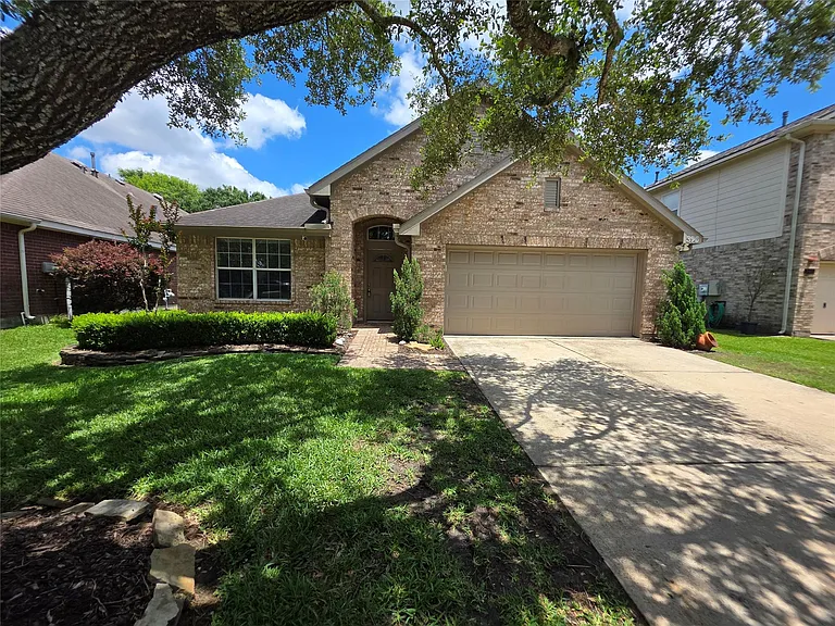 395 Livingstone Ln — Photo 1