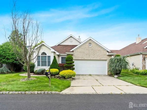 22 Chandler Ct, Monroe Township, NJ 08831