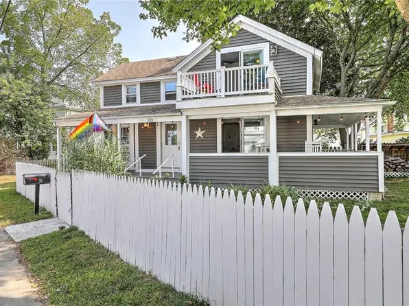 30 Bluff St, Riverside, RI 02915