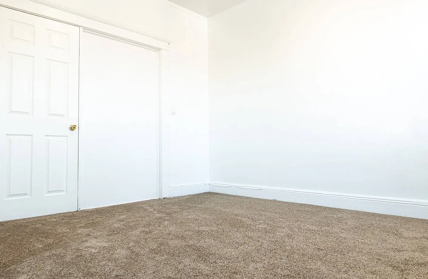 4 bed, 1.0 bath, 1300 sqft, $3,600 — Photo 3