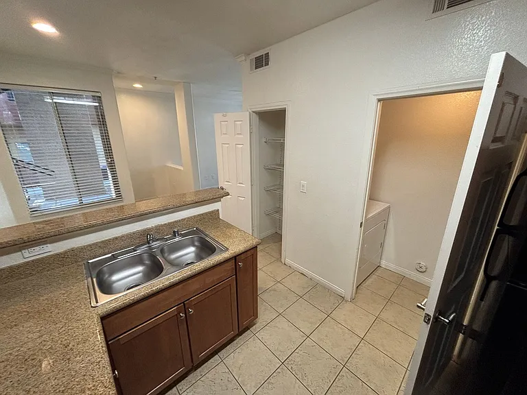 4400 S Jones Blvd #1041 — Photo 10