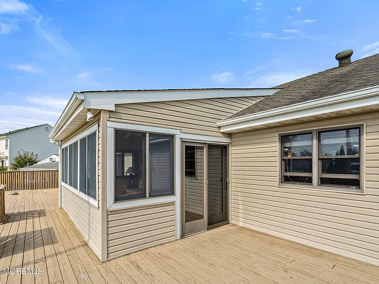 466 E Bay Ave — Photo 29