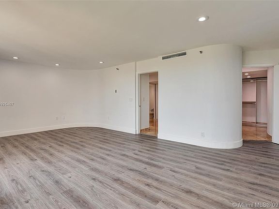 5th image of 20355 NE 34th Ct APT 2727