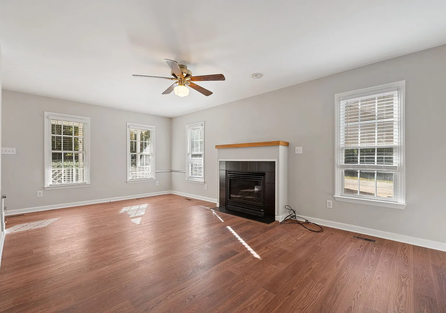 Updated 3 Br + Den Home W/ Workshop, Rv Parking Near Downtown Hillsborough — Photo 3