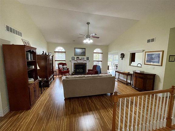2nd image of 6 Ashford Oaks Ct