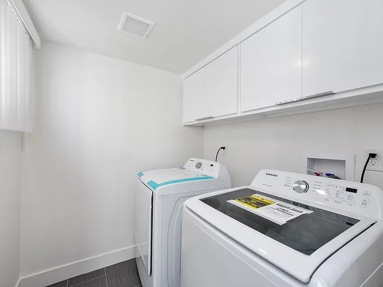 2727 S La Brea Ave — Photo 15