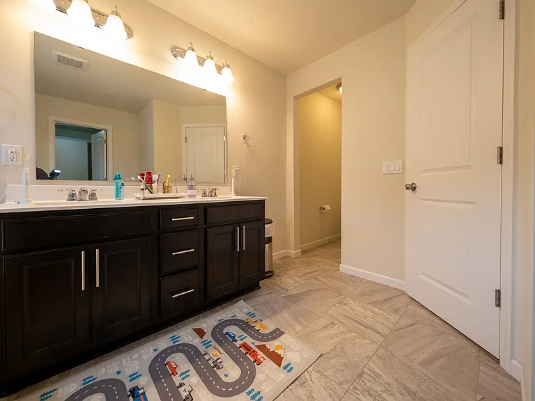 5595 Queensland Ln N — Photo 17