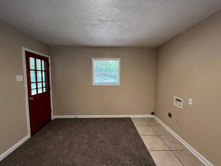 724 Blackstone Ln — Photo 6