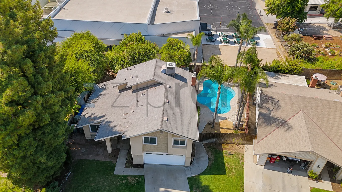 4 bed, 2.5 bath, 2297 sqft, $3,045 — Photo 4